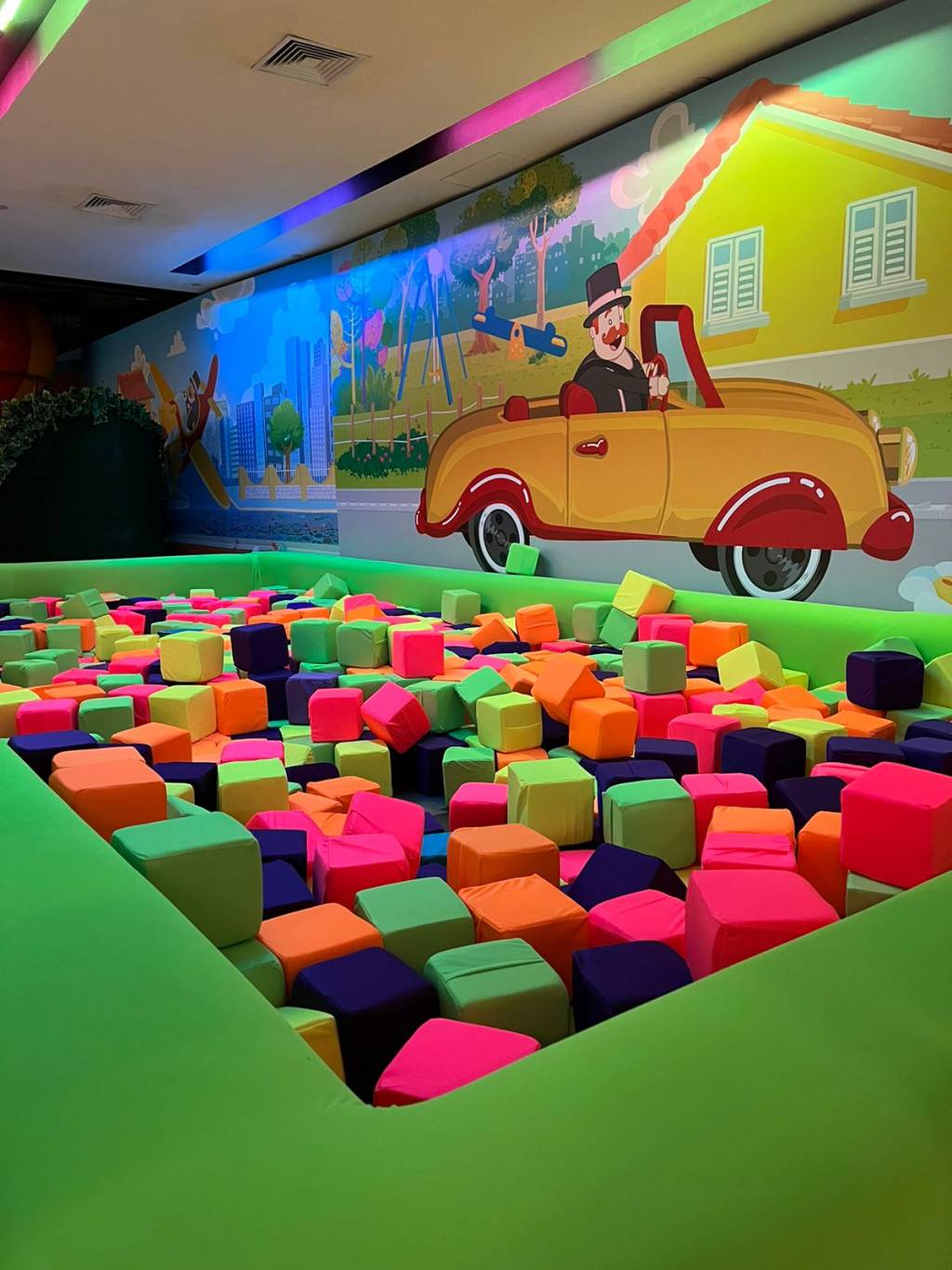 Mundo Bita chega com tobogã gigante, balões giratórios e piscina de espuma