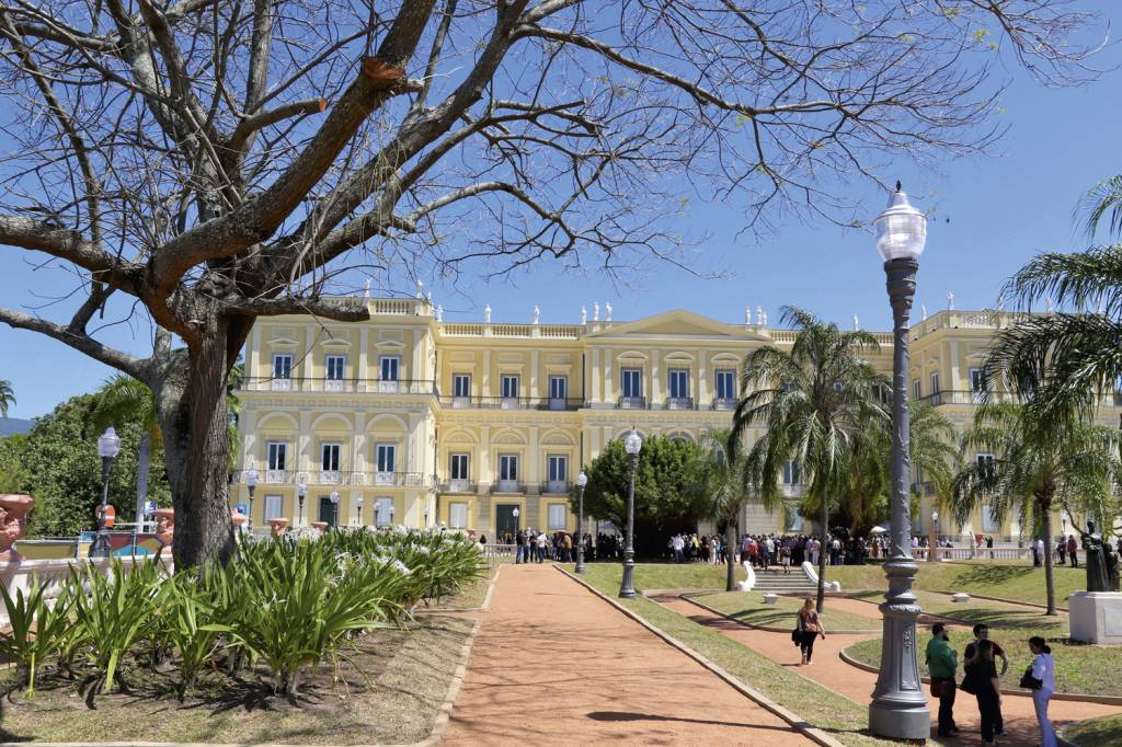 Além de manto tupinambá, Museu Nacional ganha relíquias para novo acervo