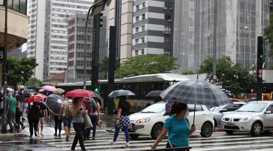 Sinal amarelo: roubo de fios faz CET-Rio trocar semáforos por rotatórias