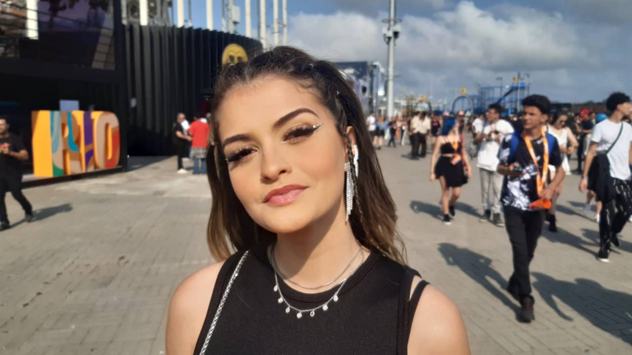 Os brilhos combinam ainda com as correntes prateadas do look de Daniella Abreu: inspiração no TikTok
