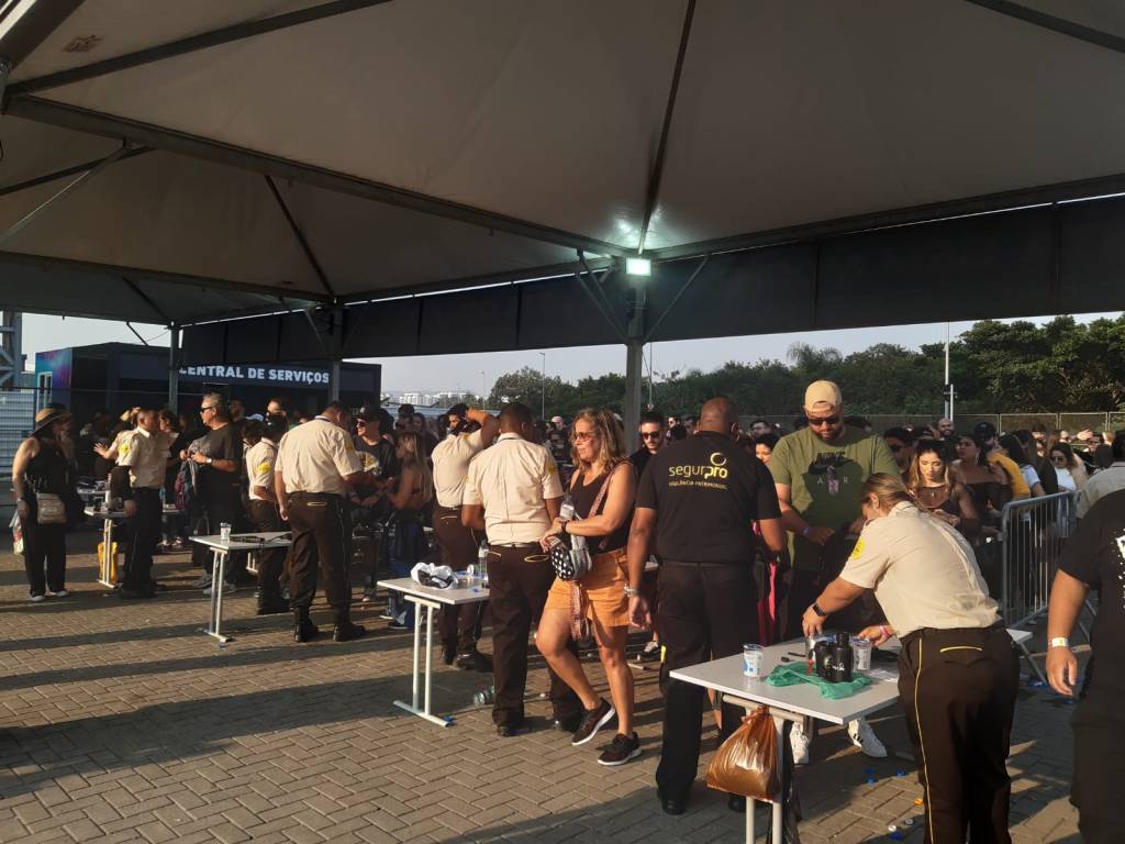 Pote de batata com bebida dentro? Revista do Rock in Rio está atenta