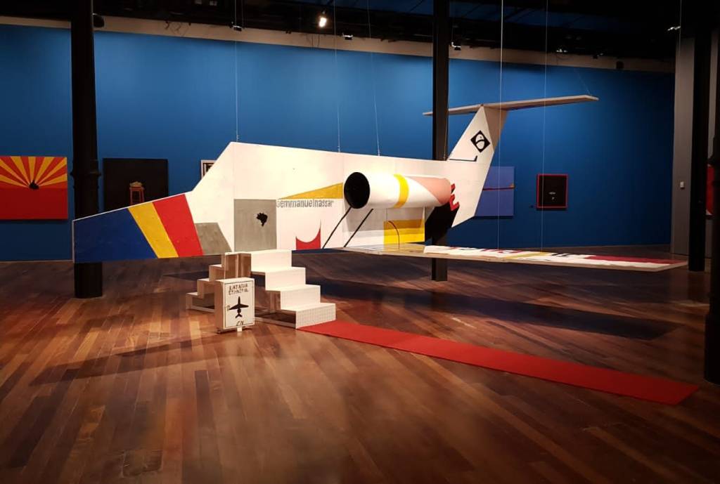 Museu de Arte do Rio exibe avião executivo em tamanho real em nova mostra
