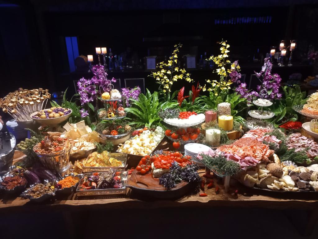 WhatsApp Image 2022-09-28 at 13.06.08 Foto mostra mesa com buffet de casamento
