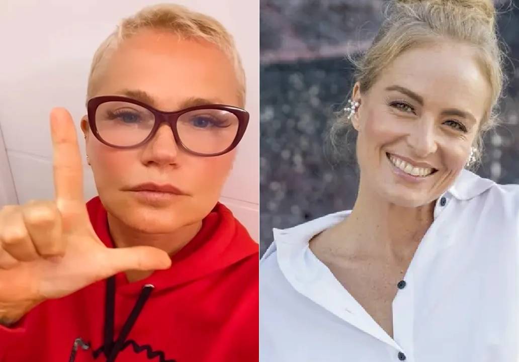 À esquerda, Xuxa de óculos, usando camisa vermelha e fazendo o L com a mão. À esquerda, Angélica, de camisa branca, cabelos presos e sorrindo