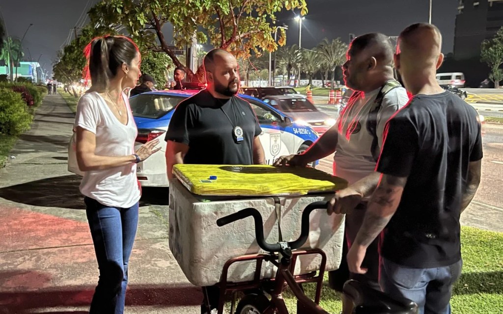 Adesivo de trânsito livre é vendido nas imediações do Rock in Rio