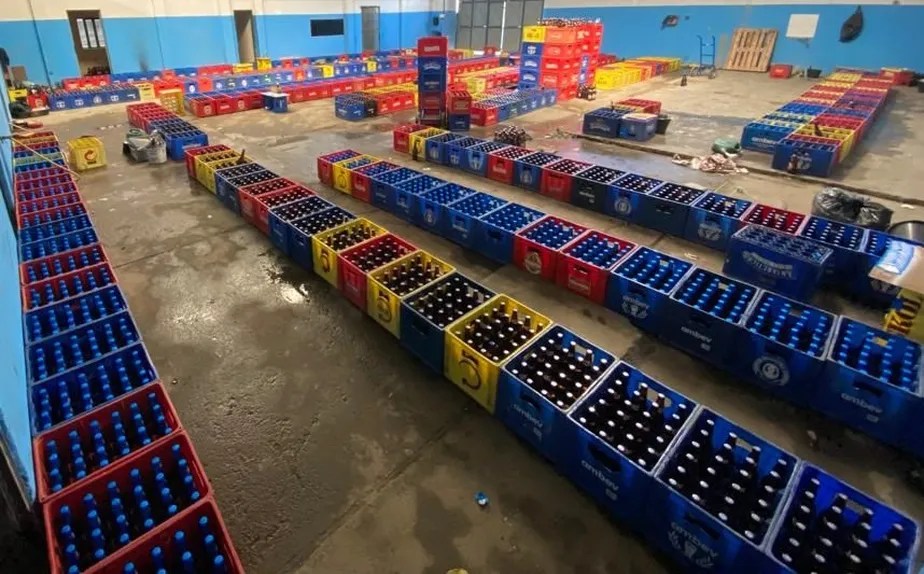 Fábrica de cerveja falsa que lucrava 720 mil reais por mês é interditada
