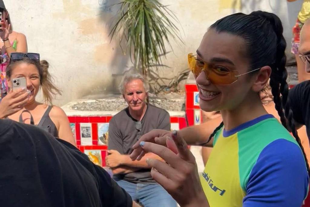 Dua Lipa: de verde amarelo, cantora deu pinta na Rua do Lavradio