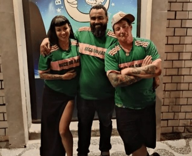 green day Green Day: baterista Tré Cool (à direita), foi com blusa da Mangueira ao bar da Lapa