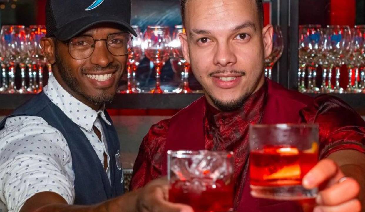Garoa: Pretinho Cereja e Igor Renovato criam negronis em Ipanema
