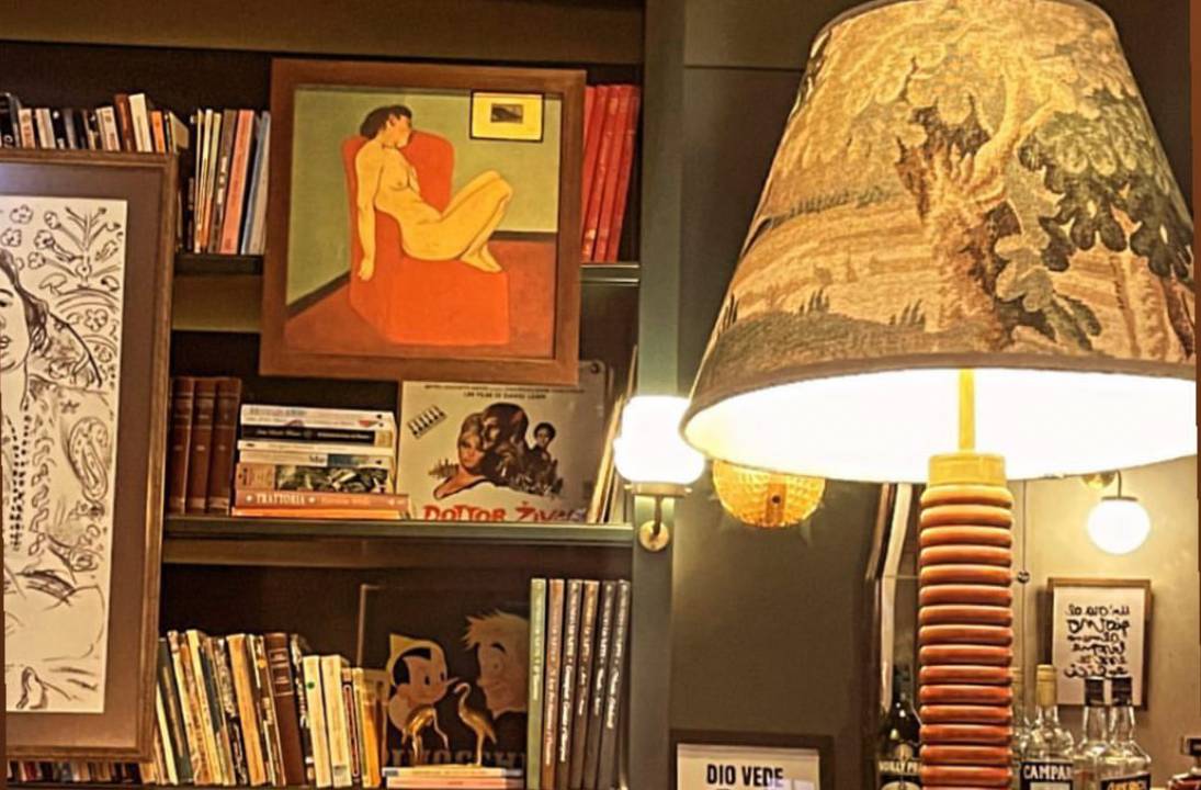 Padella: decoração de livros, quadros e objetos antigos dá charme ao ambiente