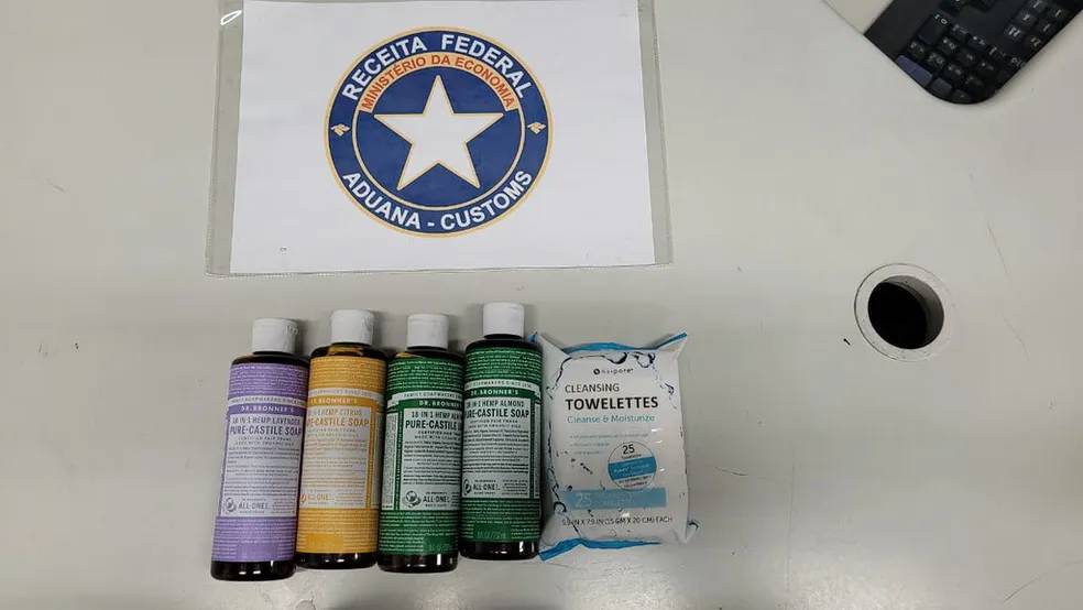 Carga de ‘maconha líquida’ em frascos de cosméticos é apreendida no Galeão