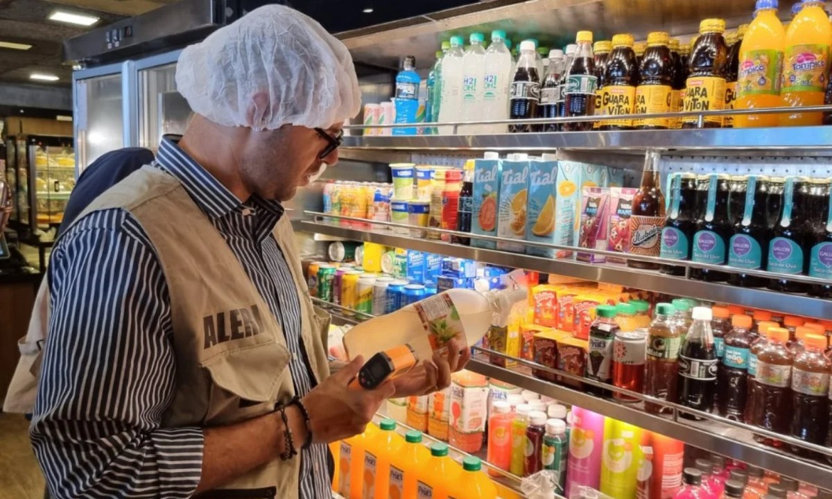 Impróprios: alimentos vencidos ou mal armazenados foram inutilizados pela comissão da Alerj