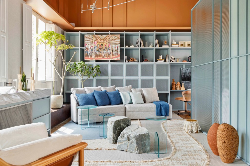 Ponto de luz no décor: 14 espaços mostram como incluir cor de forma sutil