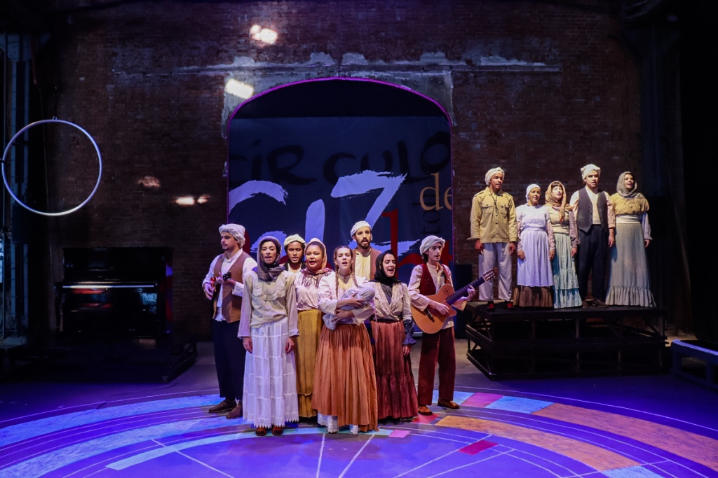 Foto mostra atores de espet&aacute;culo infantil no palco