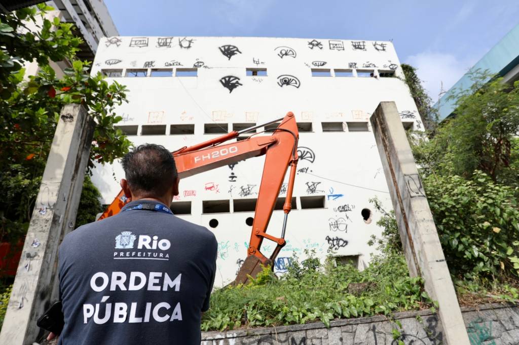 Universidade Gama Filho começa a ser demolida para dar lugar a parque