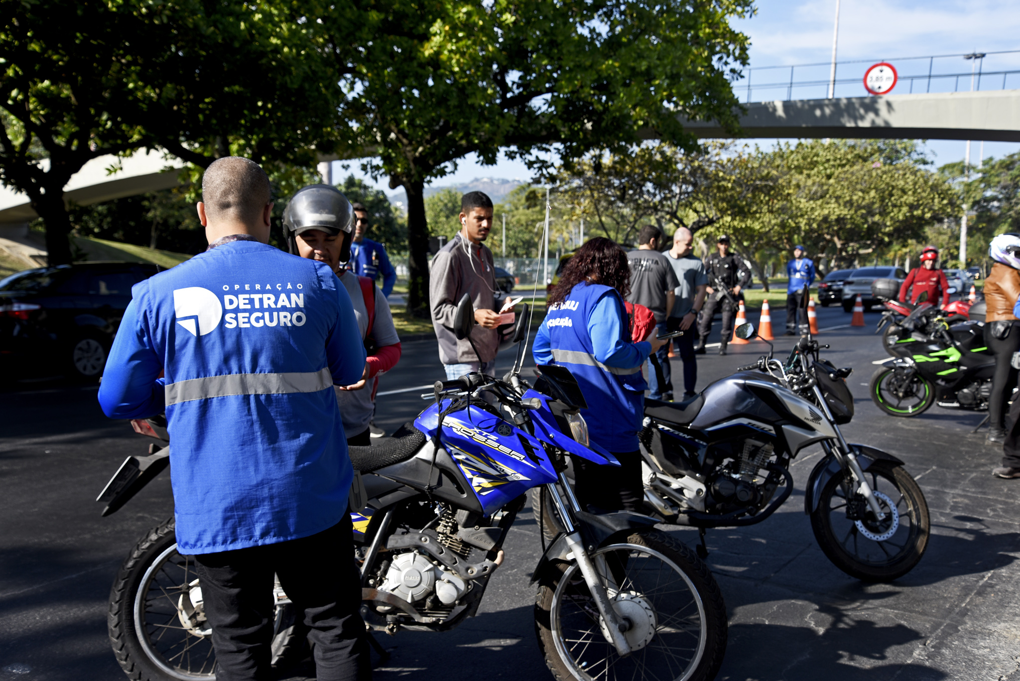 As infrações mais registradas em operações de fiscalização de motos no Rio