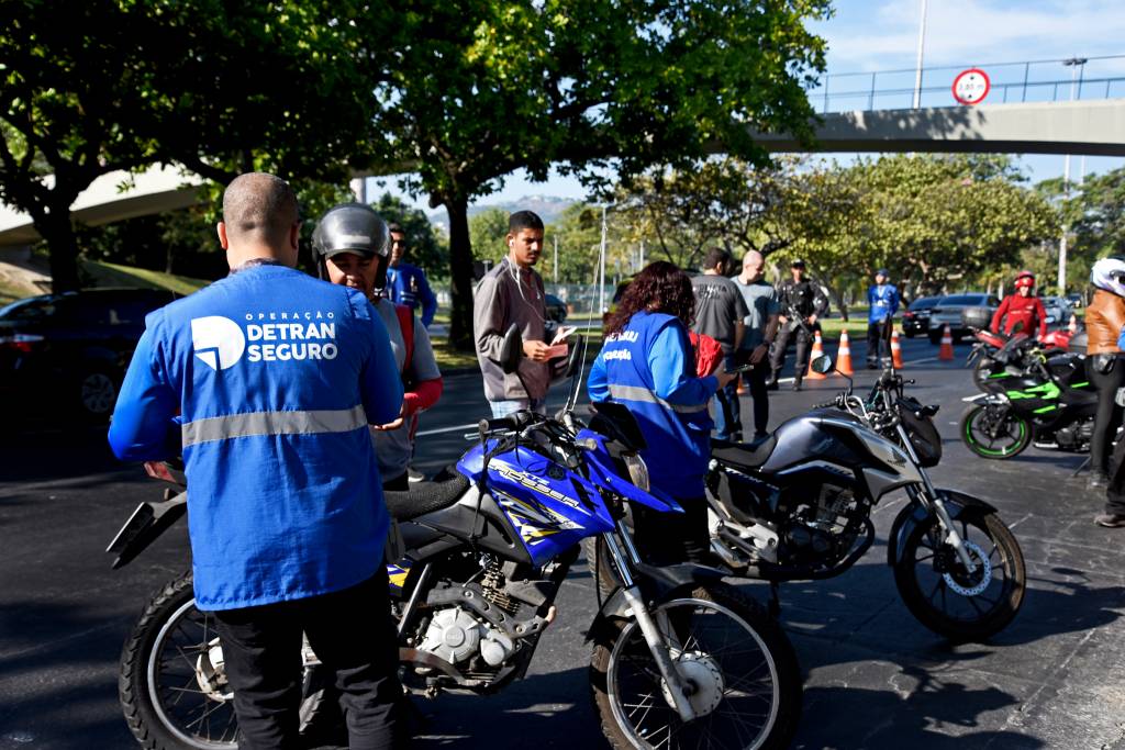 As infrações mais registradas em operações de fiscalização de motos no Rio