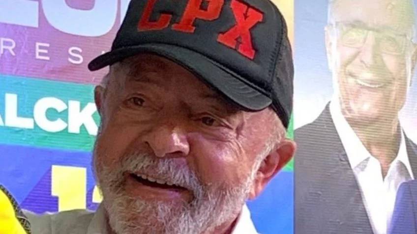 O significado da sigla no boné que Lula usou ao visitar Complexo do Alemão