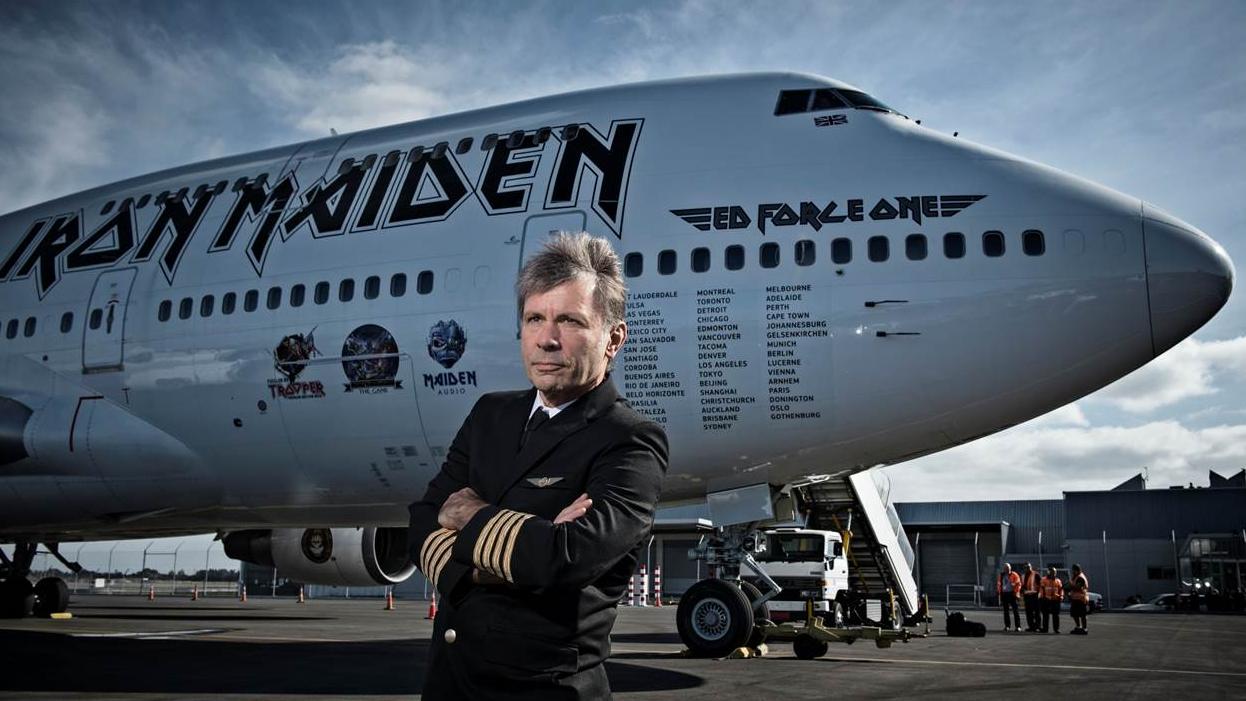 Foto mostra Bruce Dickinson vestido de piloto de avião