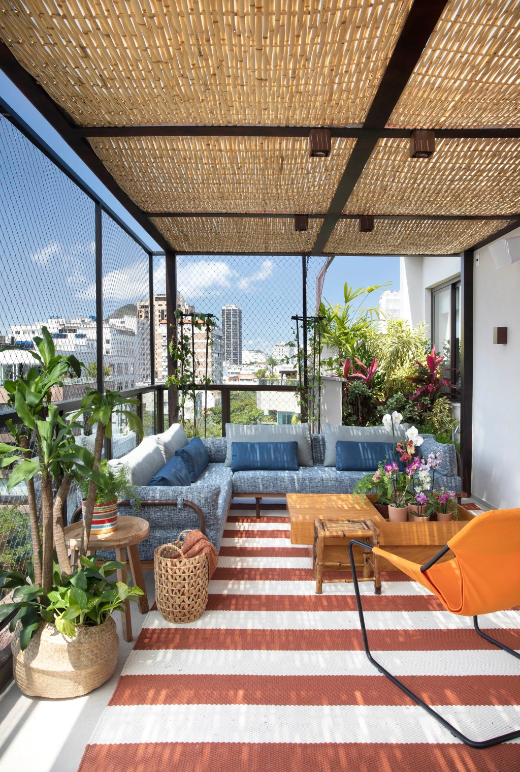 Varanda de cobertura vira jardim com folhagens coloridas e jardineiras