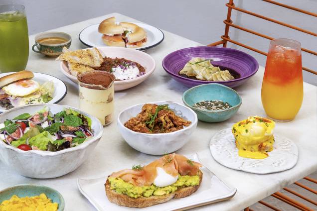 Do ovo benedict ao bagel com salmão: influências diversas. Do ovo benedict ao bagel com salmão: influências diversas.
