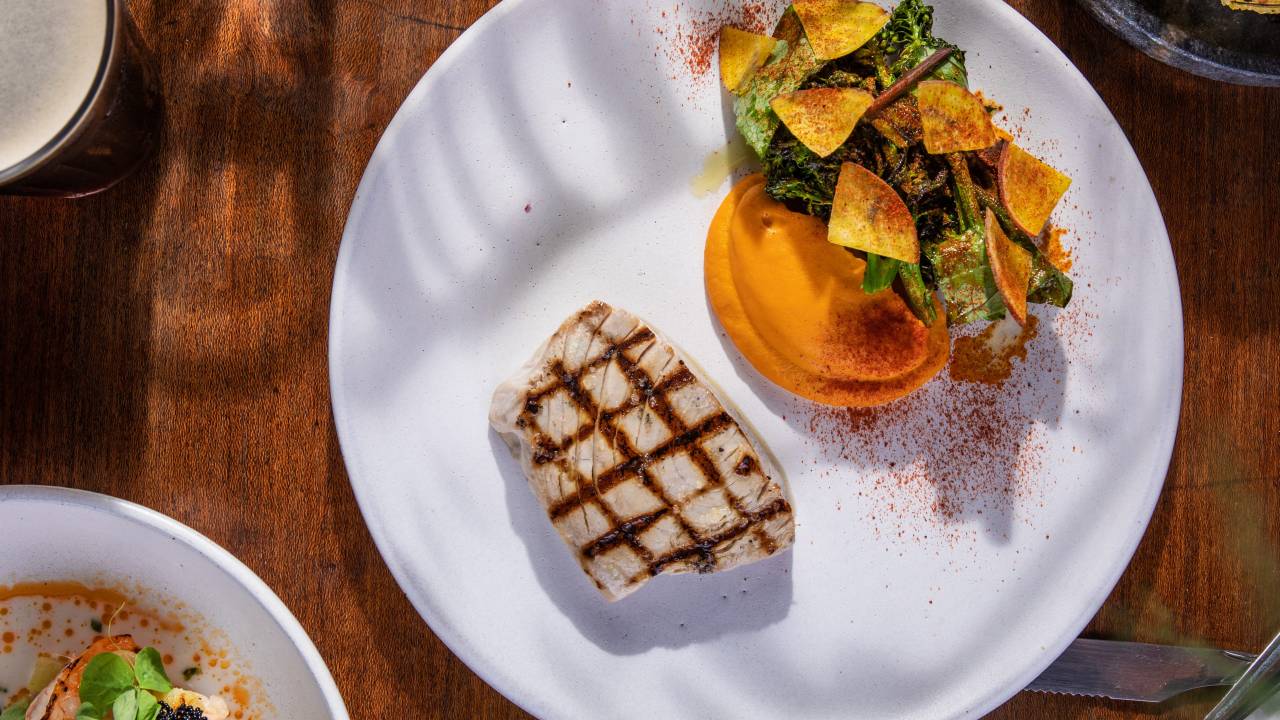 Foto mostra prato com comida refinada