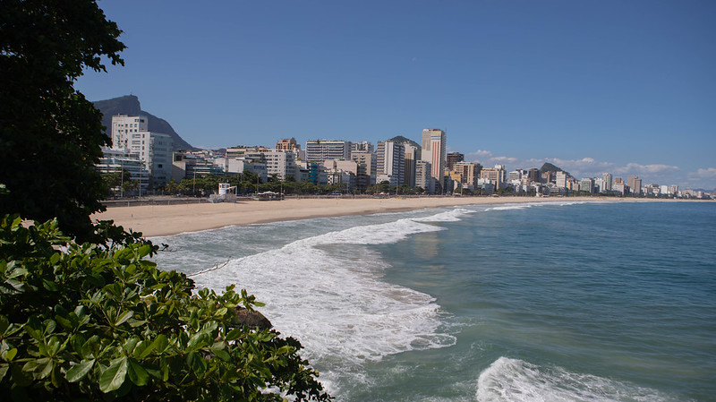 Cor escura do mar chama a atenção; trecho da Praia do Leblon está impróprio