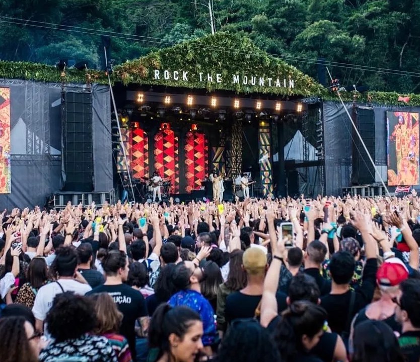 Foto mostra pessoas curtindo show no festival Rock the Mountain