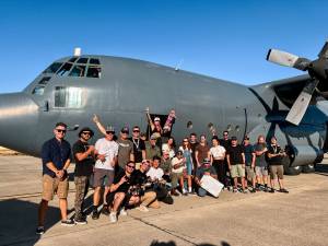 Irmãos Abdala – clipe Bufoni – – Divulgação – Abdala Brothers Equipe de filmagem em frente do avião de onde Letícia saltaria