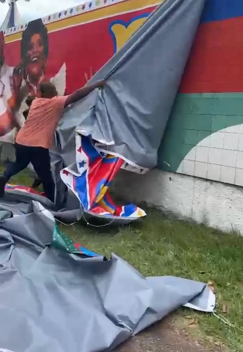 Prefeitura retira anúncio de circo colocado sobre painel de arte no Leblon