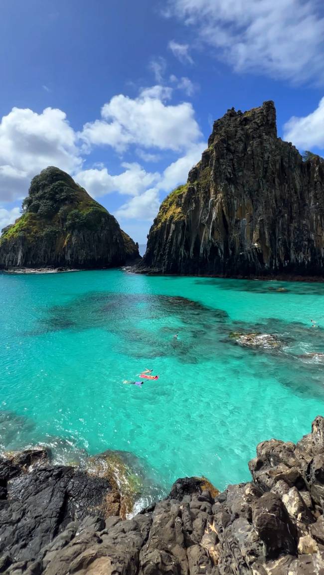 Mar azul e vista dos Dois Irmãos, cartão-postal da Praia ca Cacimba