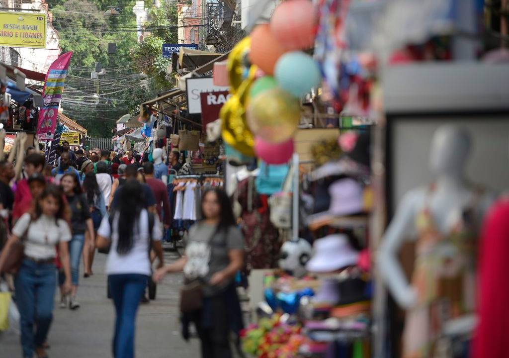 Foto mostra pessoas andando no Polo Saara, no Centro do Rio