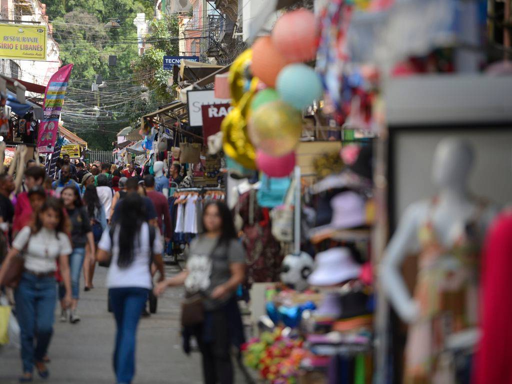 Finados: veja o que abre e o que fecha durante o feriado no Rio