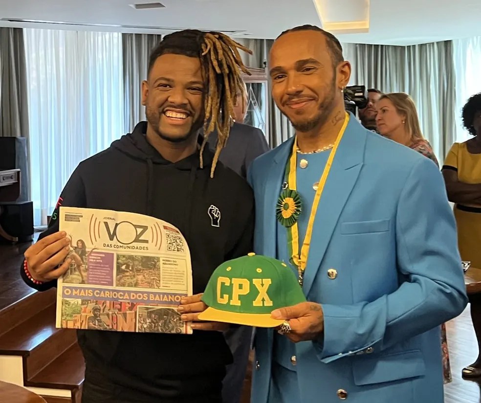 Depois de Lula, é a vez do campeão Lewis Hamilton posar com o boné CPX