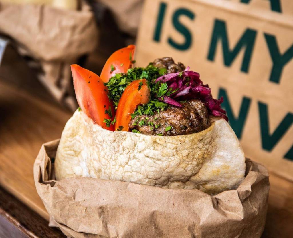 Kebab: pequenas "kaftas" de carne estão bem acompanhadas no pão pita Kebab: pequenas "kaftas" de carne estão bem acompanhadas no pão pita