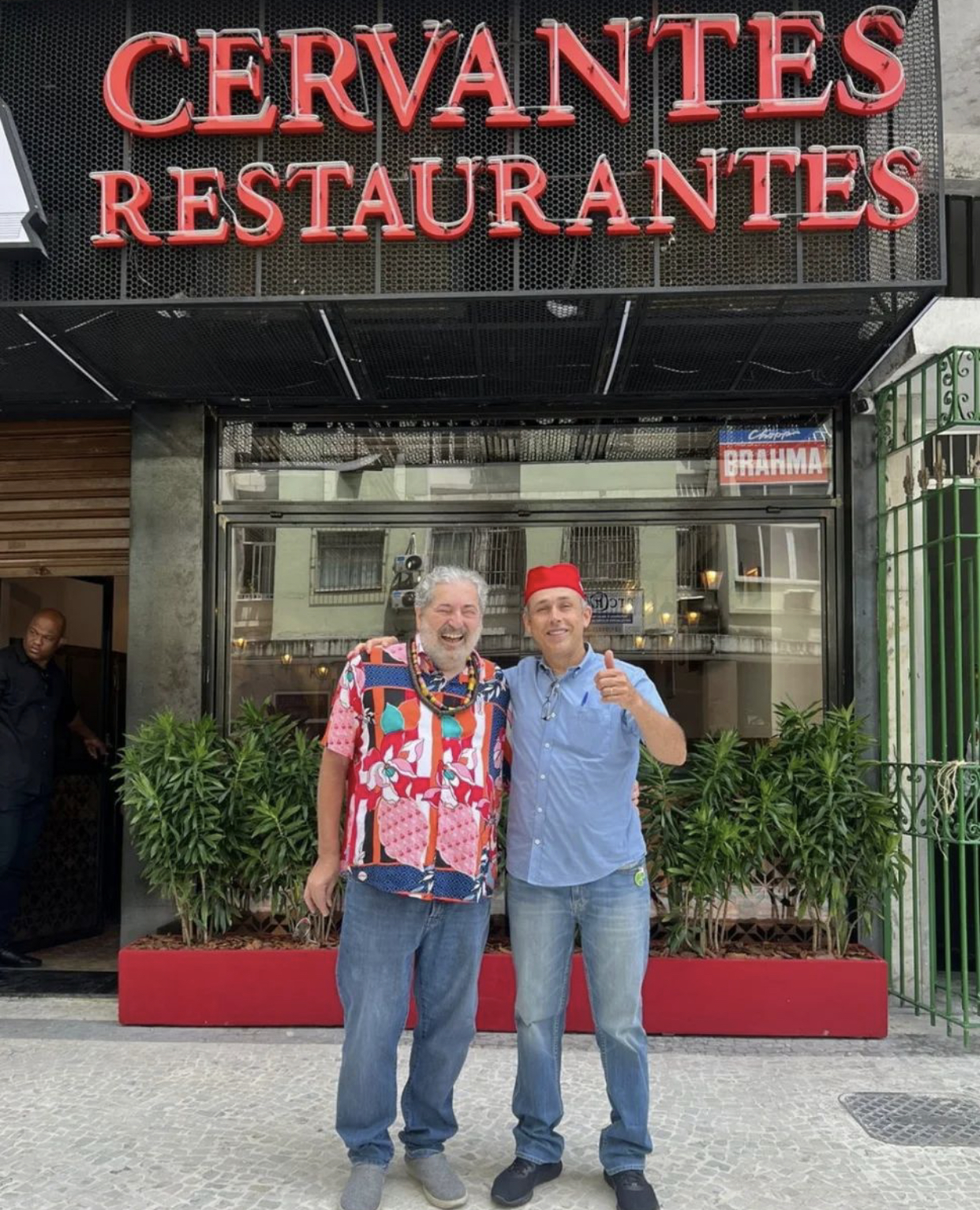 Novo dono: o empres&aacute;rio Ant&ocirc;nio Rodrigues (&agrave; dir.) recebe o m&uacute;sico Moacyr Luz