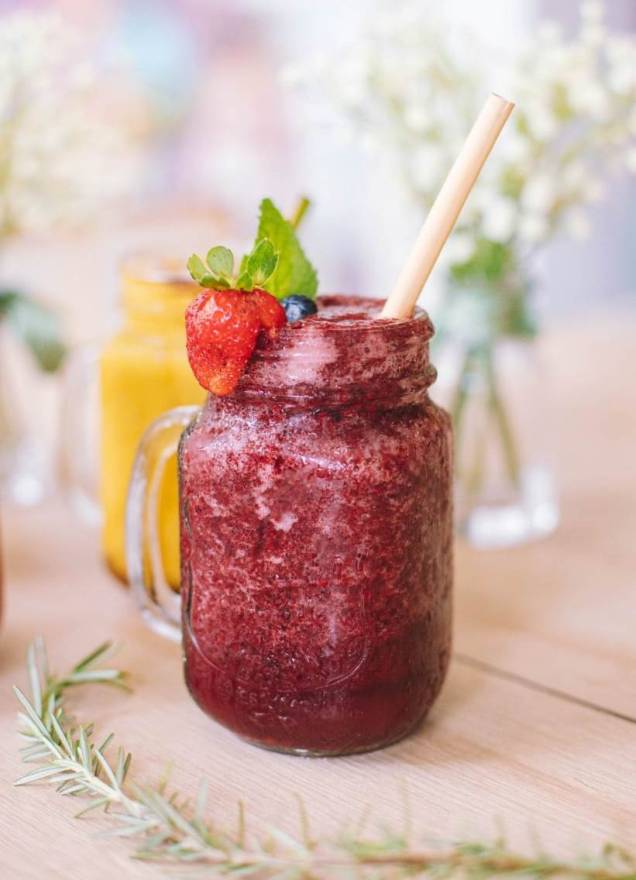 Nusa Café: smoothie de frutas vermelhas é uma das opções de bebida Nusa Café: smoothie de frutas vermelhas é uma das opções de bebida