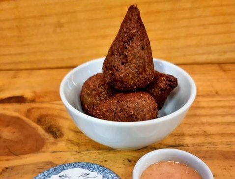 Kibechinha: misto de kibe e coxinha do Boteco do Raoni