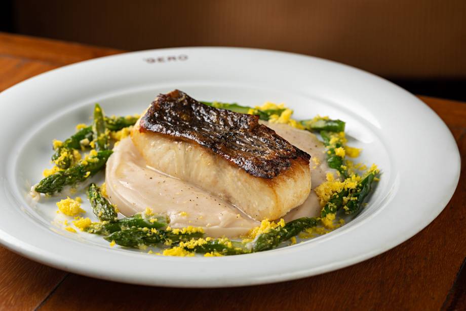 Gero: robalo grelhado com creme de favas e aspargos Gero: robalo grelhado com creme de favas e aspargos