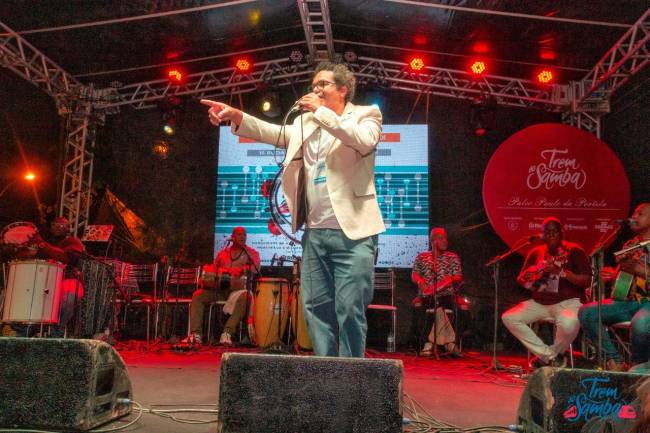 Marquinhos de Oswaldo Cruz comando o Trem do Samba e os três palcos em Madureira.