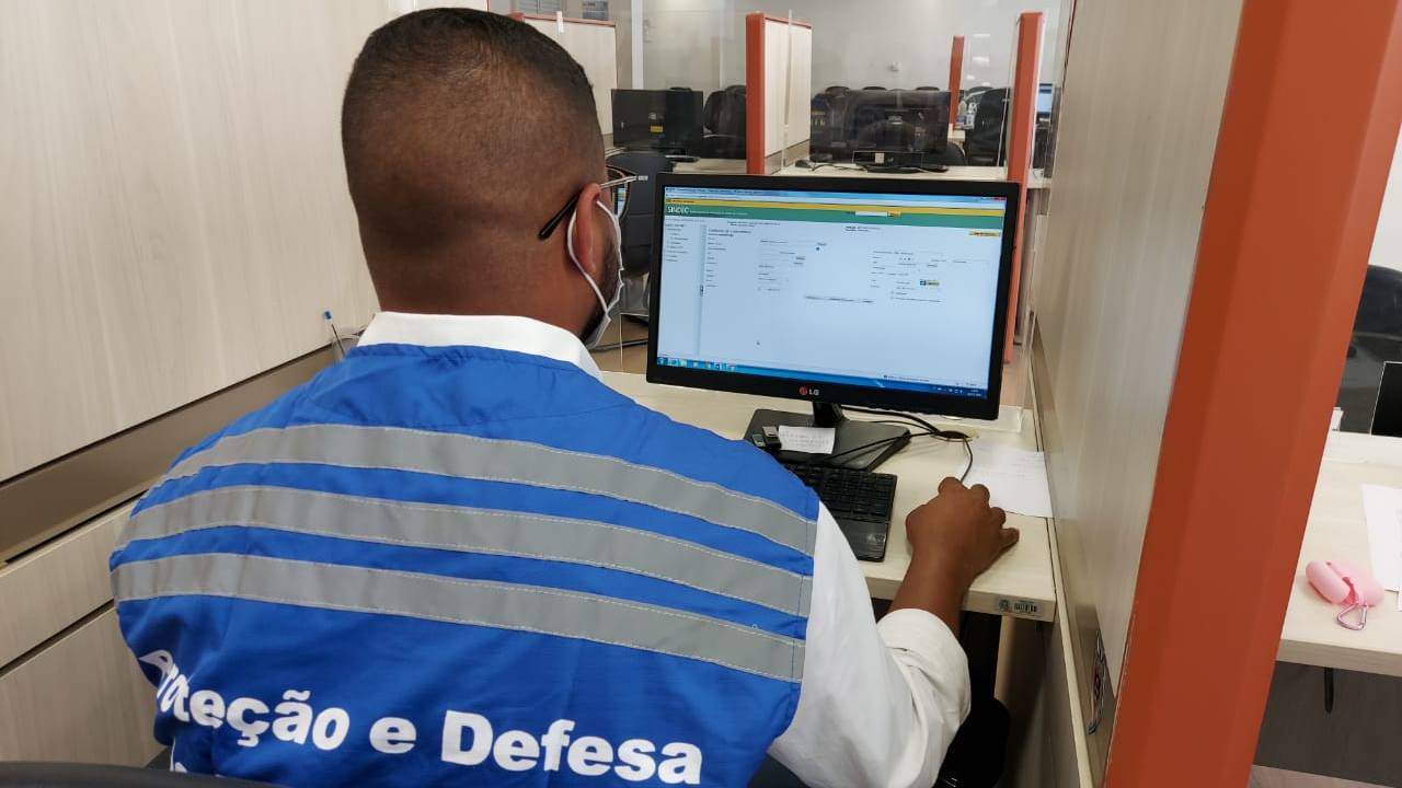 Foto mostra agente do Procon usando computador