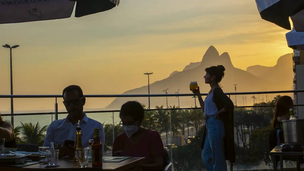 Belmonte: Dois Irmãos ao fundo no pôr do sol do verão