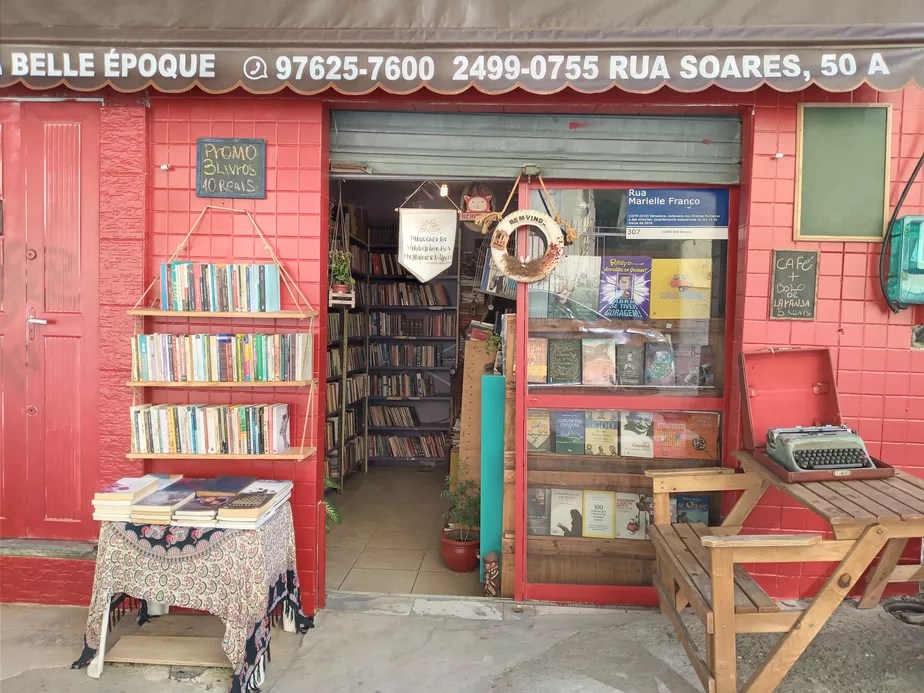 Seis meses após incêndio, livraria Belle Époque celebra com festa no Méier