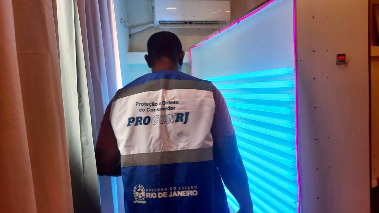 Bronzeamento artificial: cinco estabelecimentos foram interditados e quatro responsáveis foram conduzidos à delegacia de polícia