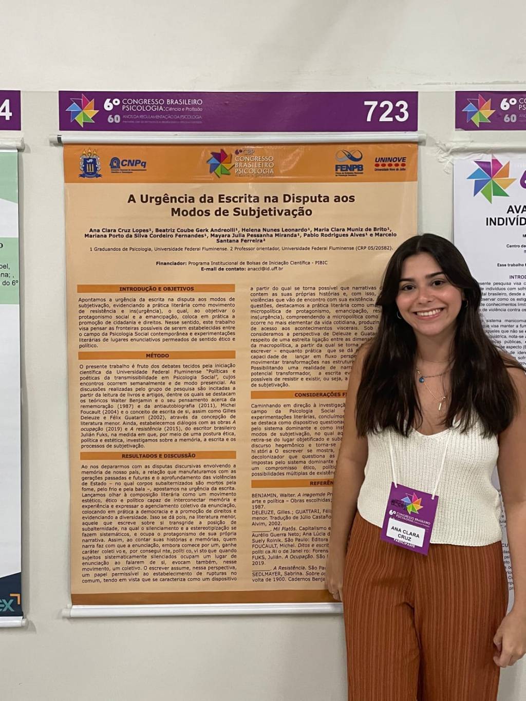 Ana Clara no 6º Congresso Brasileiro de Psicologia 2022 – Reprodução Foto mostra estudante apresentando pesquisa