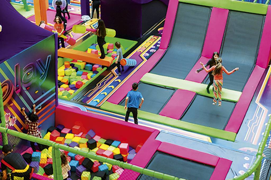 Vamos pular: parque de trampolim é novidade para as férias na Barra