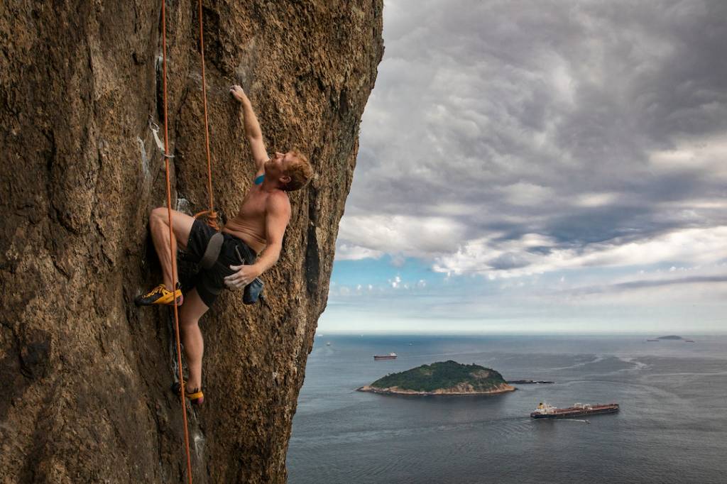 Foto mostra escalador na parede do Pão de Açúcar