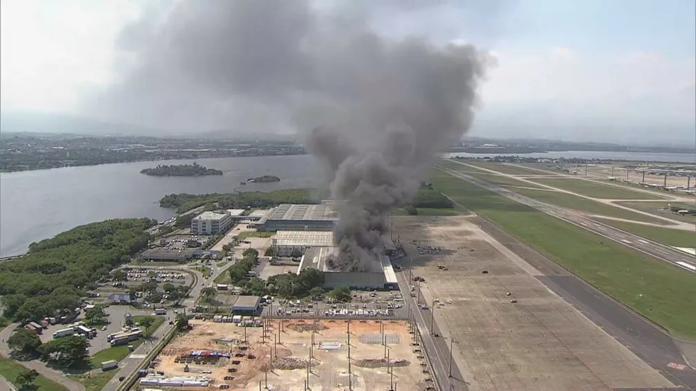 A destruição provocada pelo incêndio no terminal de cargas do Galeão
