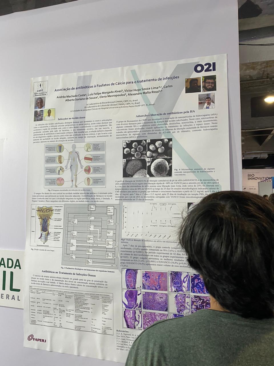Painel da CBPF no RIW – Reprodução Foto mostra painel de pesquisa grande na parede