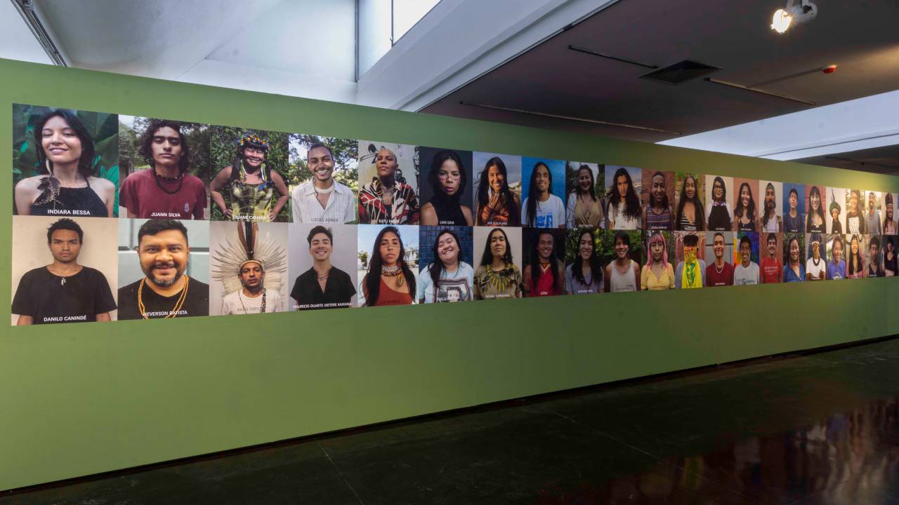 Montagem com diversas fotos de pessoas indígenas no formato horizontal, obra da artista Uýra.